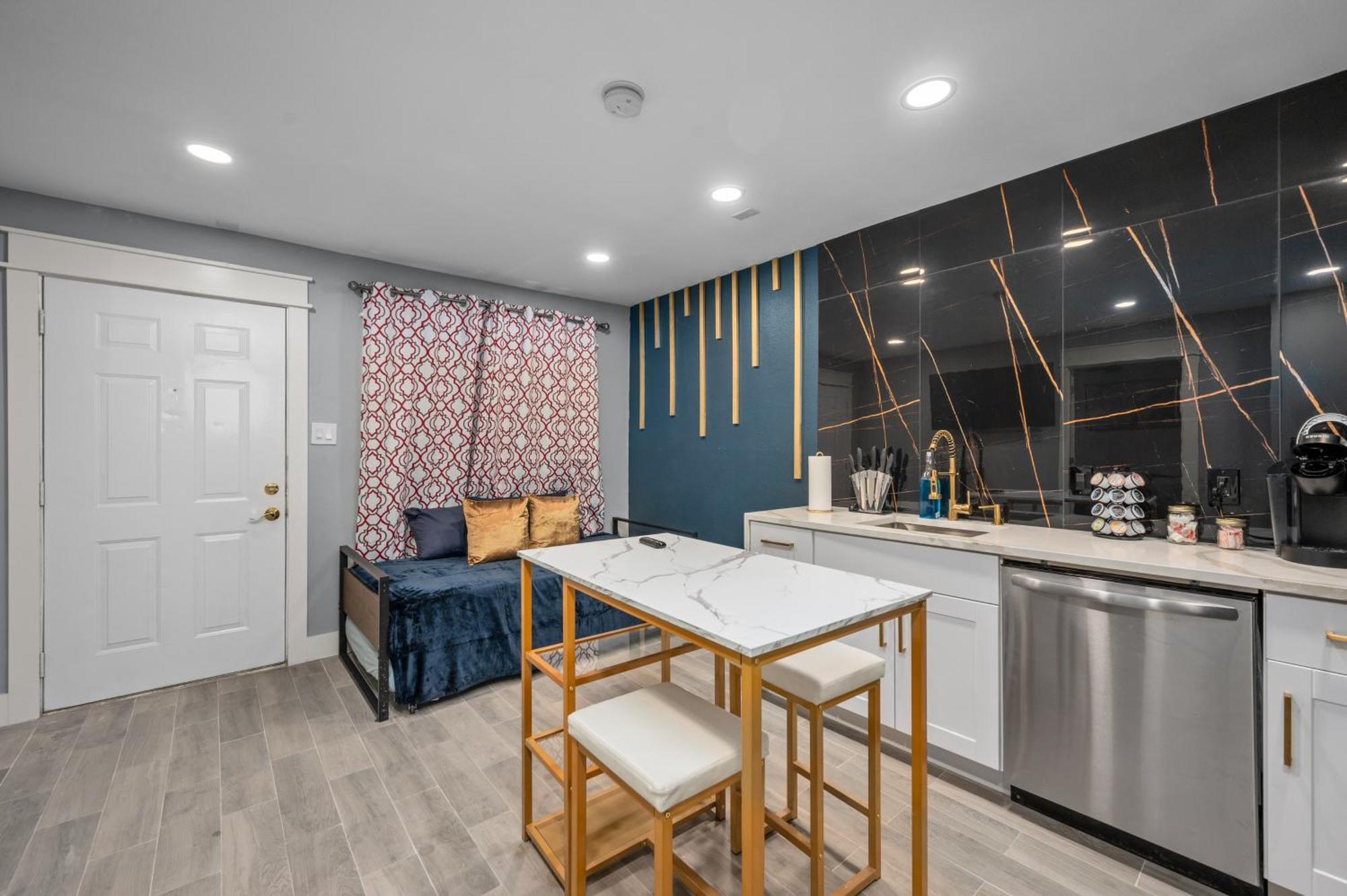 Serene Heights Oasis With Pool Apartment Houston